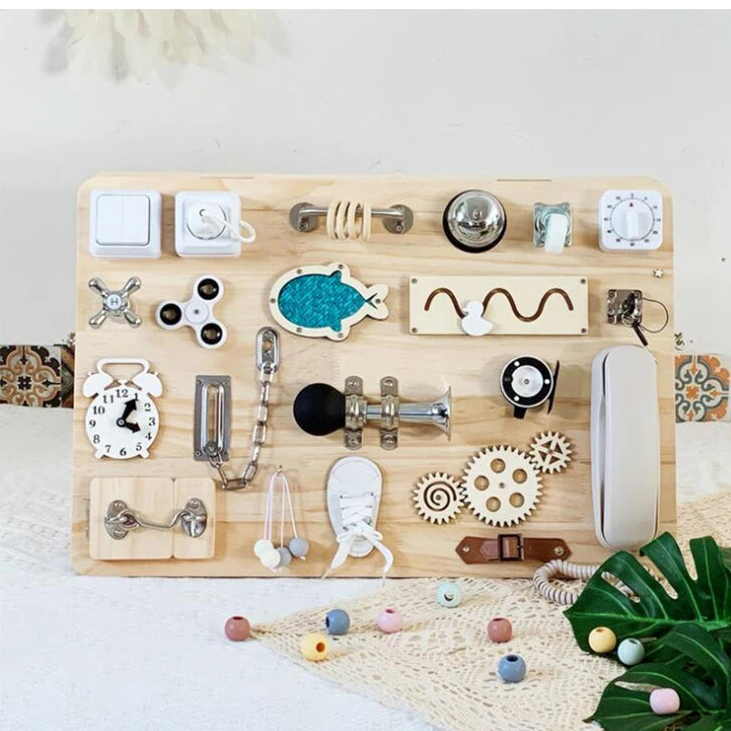 Tablero Montessori Busy Board DIY | Juguete educativo de madera con accesorios sensoriales que estimulan la motricidad fina, la concentración y el aprendizaje práctico. Ideal para que los niños jueguen, exploren y desarrol