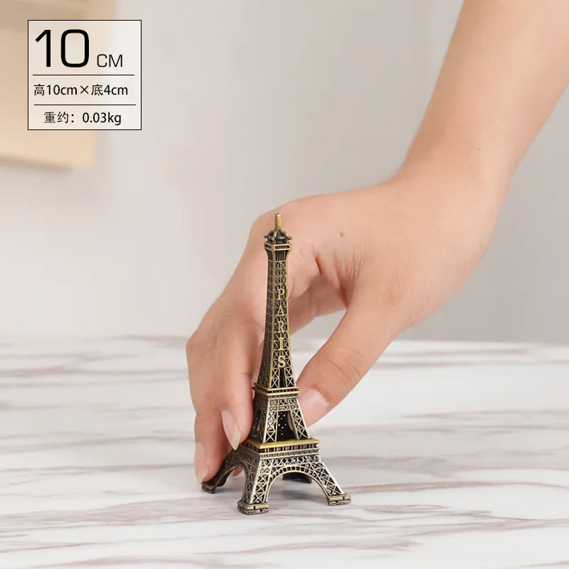 “Figura Decorativa en Metal de la Torre Eiffel | Modelo en Bronce Ideal como Souvenir y Accesorio para Embellecer Interiores, Aportando Elegancia y Estilo a tu Hogar.”