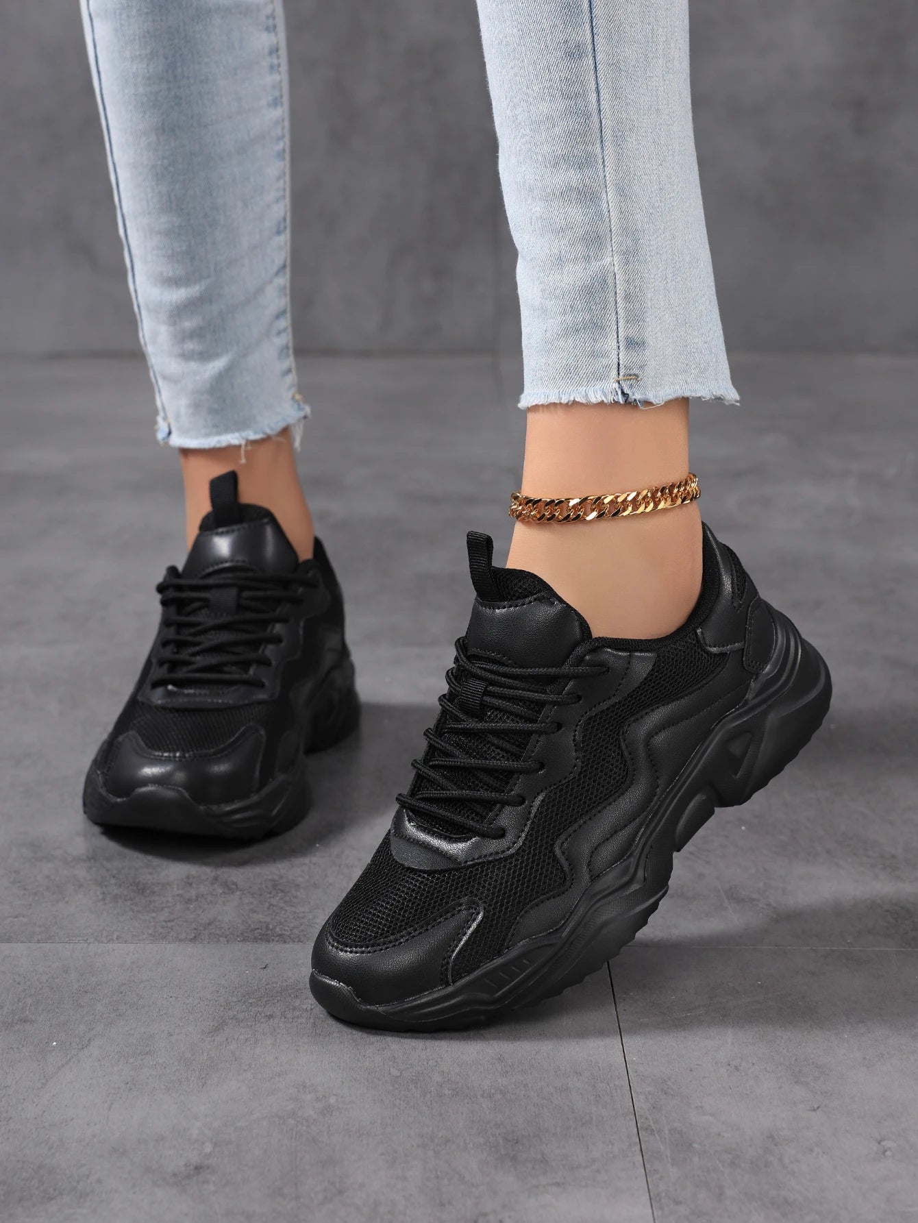Comodidad y estilo en cada paso
Las Zapatillas Blancas de Mujer, Ligeras y Transpirables, combinan diseño versátil con máxima comodidad para el uso diario.