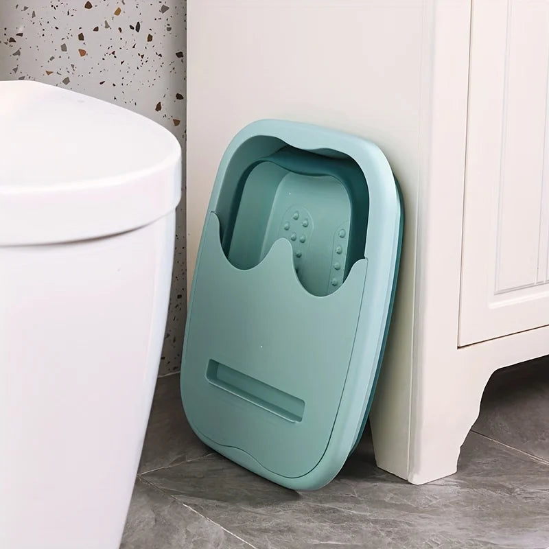 Disfruta de un momento de relajación y cuidado para tus pies con esta tina plegable de diseño ergonómico. Su formato portátil y con tapa la hace perfecta para usar en casa o llevar de viaje