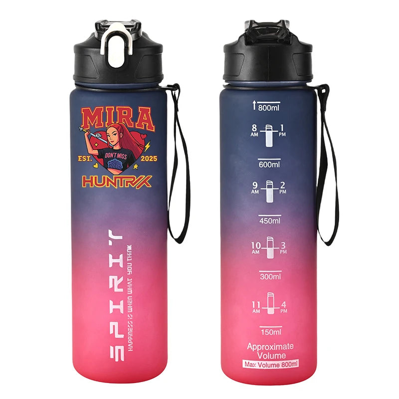Botella Deportiva K-Pop Demon Hunters 800ml | Botella de plástico resistente y a prueba de fugas, con escala medidora. Ideal para viajar, entrenar o actividades diarias, manteniendo tu bebida segura y accesible. Perfecta par