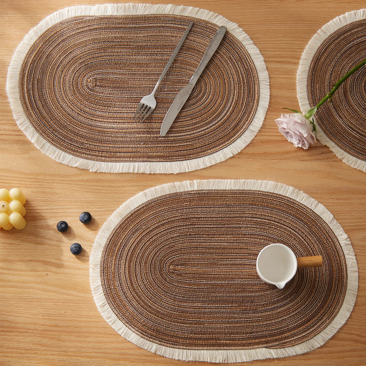 “Juego de 4 Manteles Individuales Ovalados | Protectores de Mesa Resistentes al Calor, Antideslizantes y Fáciles de Lavar, Ideales para Comedor, Cocina o Reuniones Familiares.”
