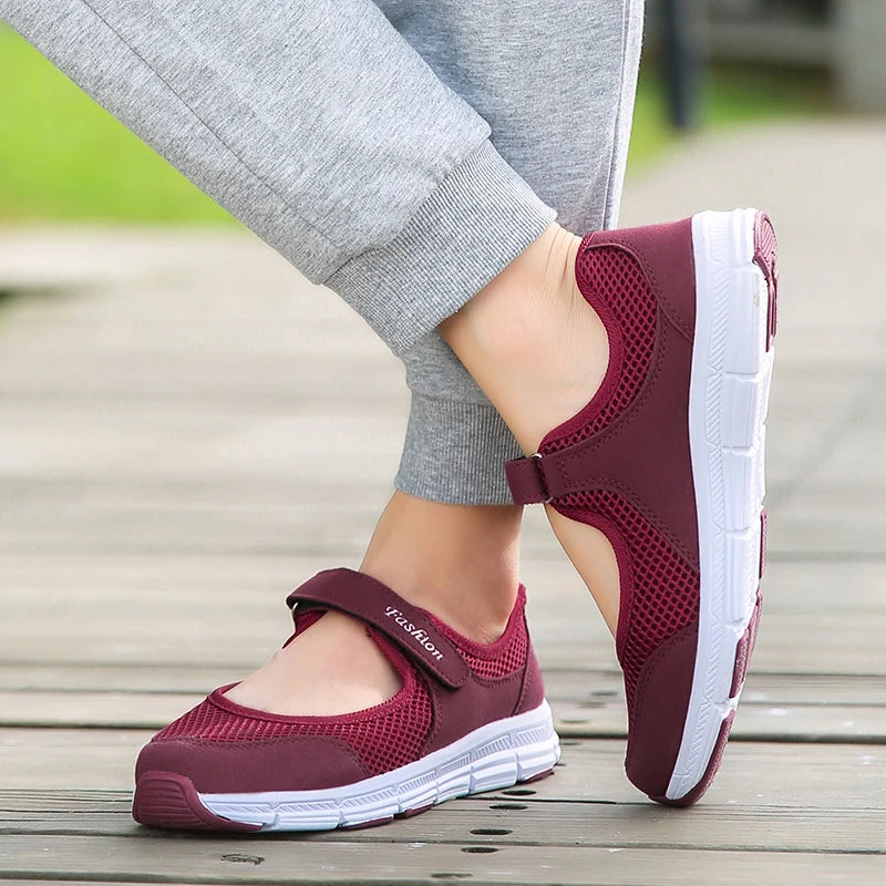 Estilo y comodidad todo el día
Las Zapatillas Vulcanizadas de Mujer combinan moda y confort con su diseño de malla transpirable y suela ligera. Perfectas para caminar, trabajar o uso diario.
