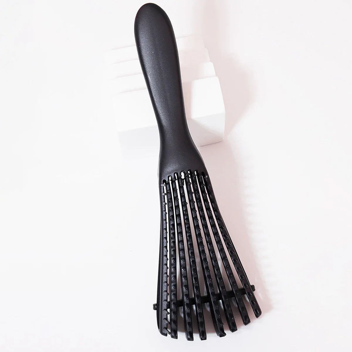 Cepillo Exfoliante Ajustable | Para cualquier tipo de cabello, especial para pelo rizo. Sus cerdas regulables desenredan suavemente, estimulan el cuero cabelludo y se pueden usar tanto en cabello seco como húmedo, dejando un