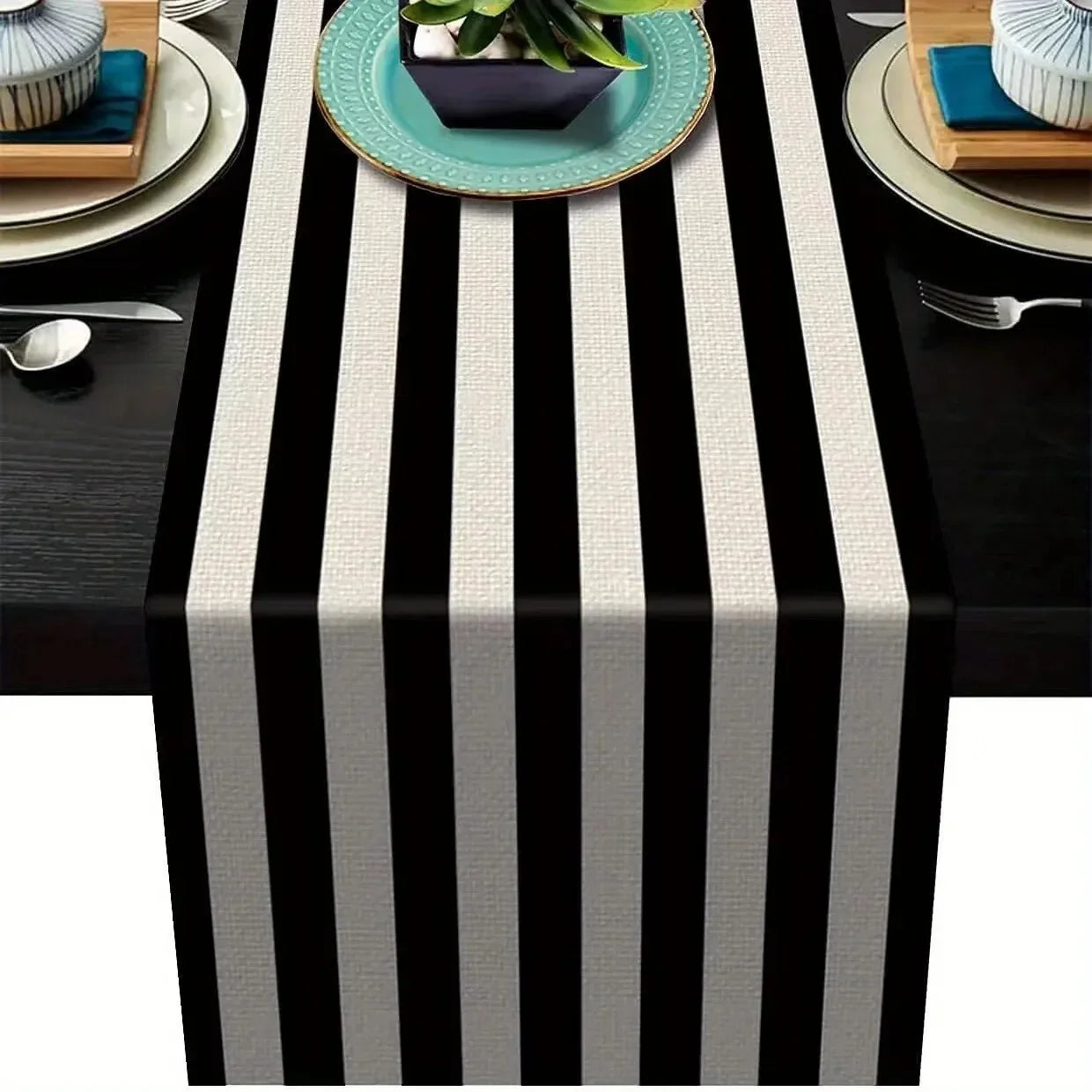 “Camino de Mesa de Lino con Rayas Geométricas | Diseño Clásico y Moderno en Blanco y Negro, Ideal para Decorar Comedores, Mesas de Cocina o Reuniones Especiales en Casa.”