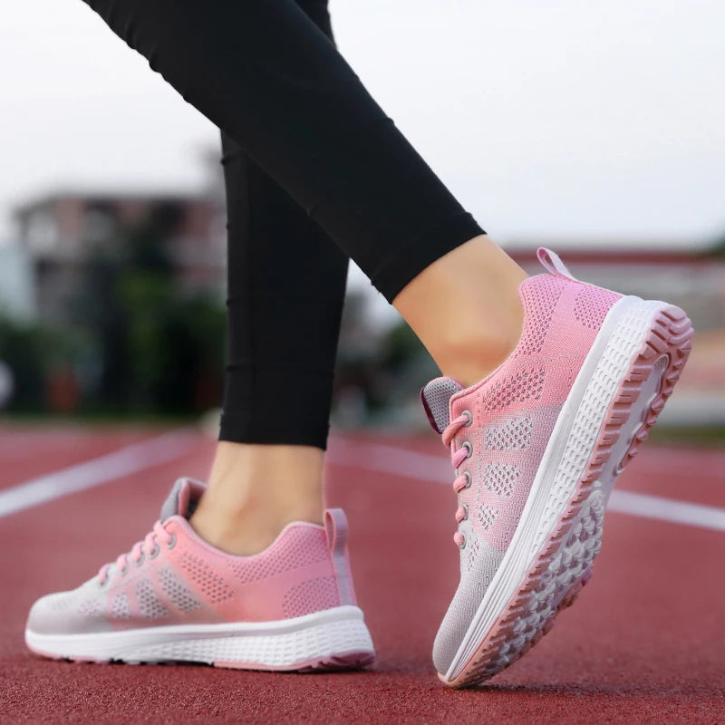 Moda y confort en cada paso
Las Zapatillas Deportivas de Mujer 2024 con diseño plataforma combinan estilo y comodidad, ideales para la primavera, invierno y uso diario. Perfectas para entrenar, correr o completar un look cas