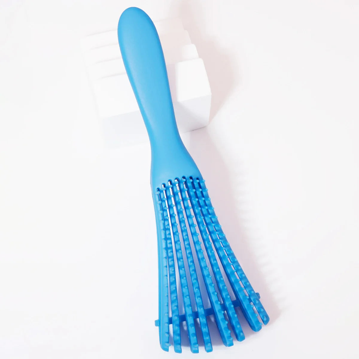Cepillo Exfoliante Ajustable | Para cualquier tipo de cabello, especial para pelo rizo. Sus cerdas regulables desenredan suavemente, estimulan el cuero cabelludo y se pueden usar tanto en cabello seco como húmedo, dejando un