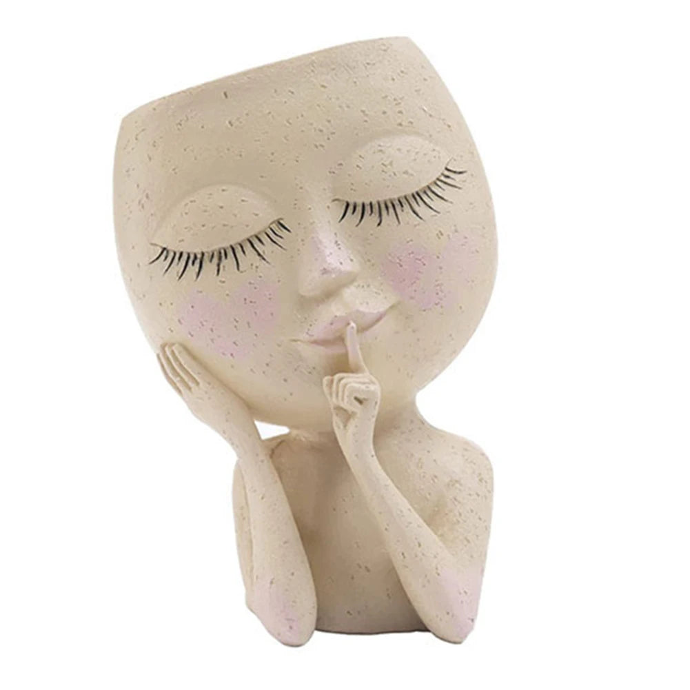 “Maceta de Resina Estilo Europeo | Modelo Miniatura con Rostro de Niña para Suculentas y Flores.”