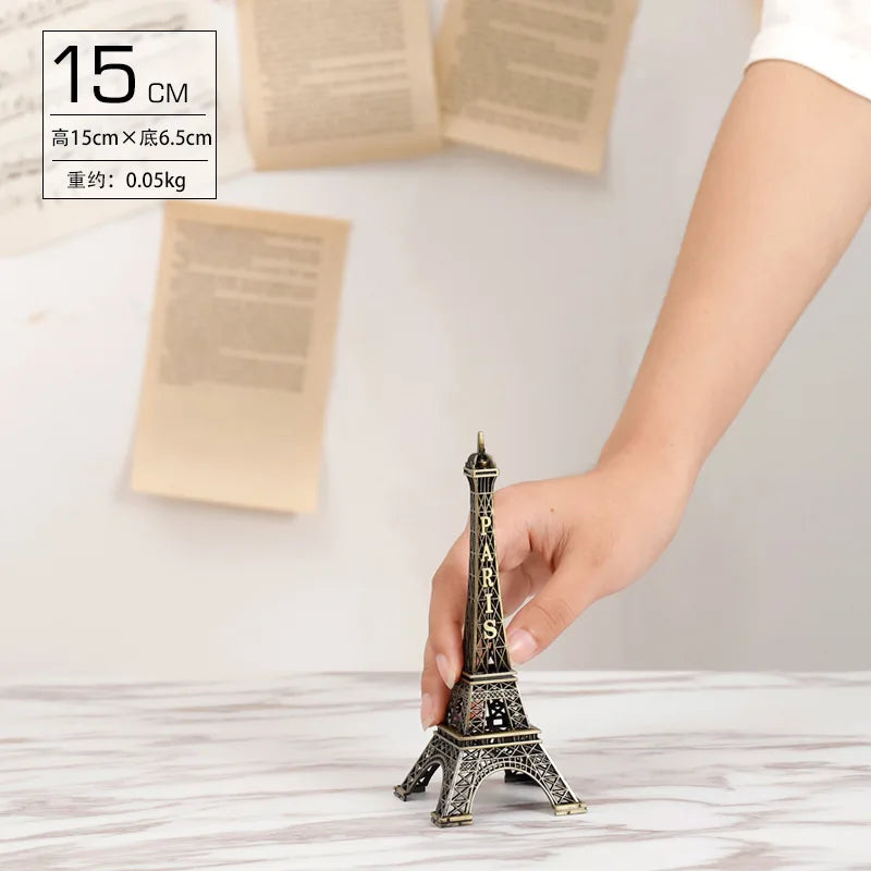 “Figura Decorativa en Metal de la Torre Eiffel | Modelo en Bronce Ideal como Souvenir y Accesorio para Embellecer Interiores, Aportando Elegancia y Estilo a tu Hogar.”