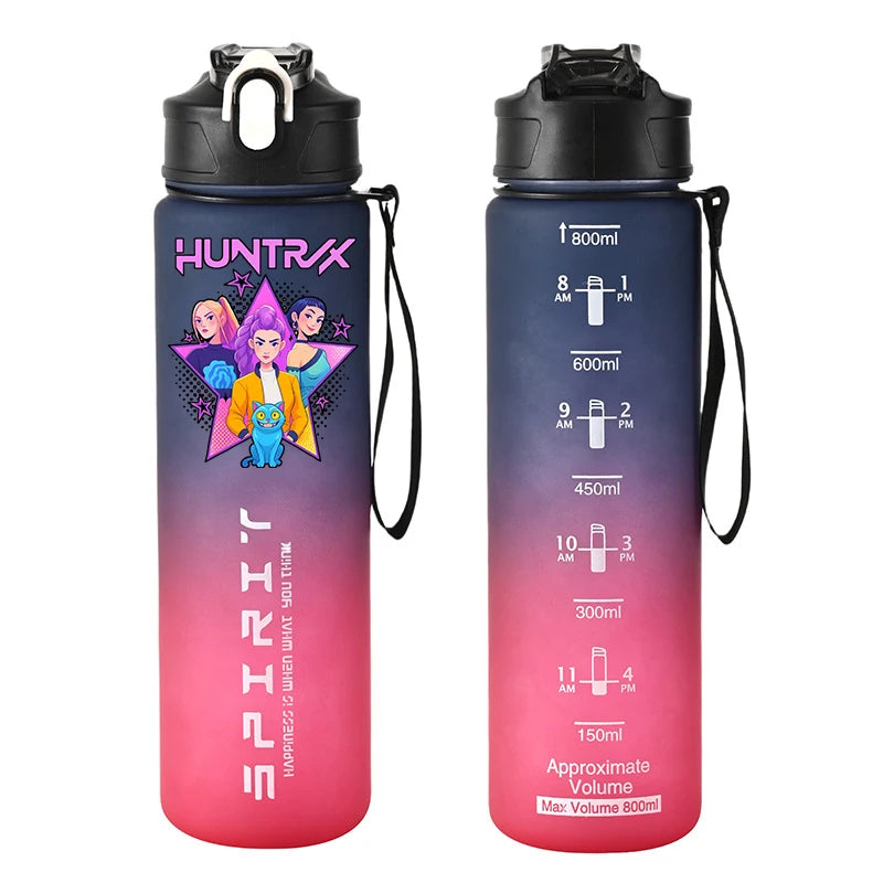 Botella Deportiva K-Pop Demon Hunters 800ml | Botella de plástico resistente y a prueba de fugas, con escala medidora. Ideal para viajar, entrenar o actividades diarias, manteniendo tu bebida segura y accesible. Perfecta par