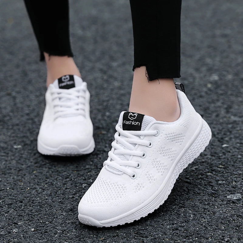 Moda y confort en cada paso
Las Zapatillas Deportivas de Mujer 2024 con diseño plataforma combinan estilo y comodidad, ideales para la primavera, invierno y uso diario. Perfectas para entrenar, correr o completar un look cas
