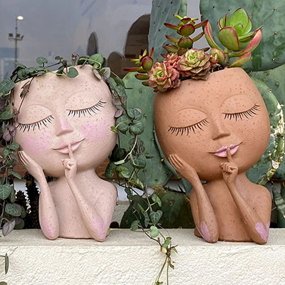 “Maceta de Resina Estilo Europeo | Modelo Miniatura con Rostro de Niña para Suculentas y Flores.”
