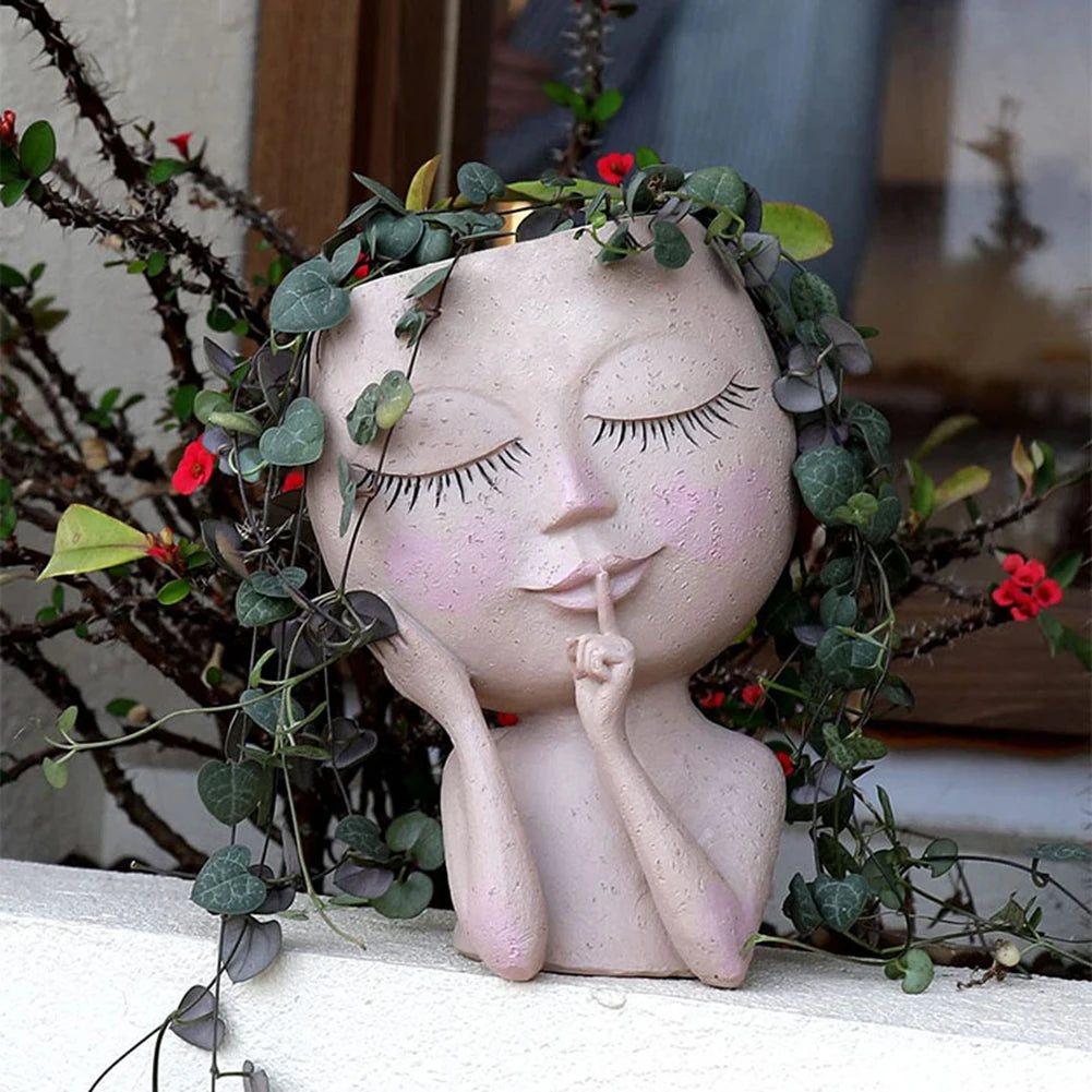 “Maceta de Resina Estilo Europeo | Modelo Miniatura con Rostro de Niña para Suculentas y Flores.”