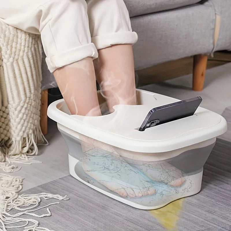 Disfruta de un momento de relajación y cuidado para tus pies con esta tina plegable de diseño ergonómico. Su formato portátil y con tapa la hace perfecta para usar en casa o llevar de viaje