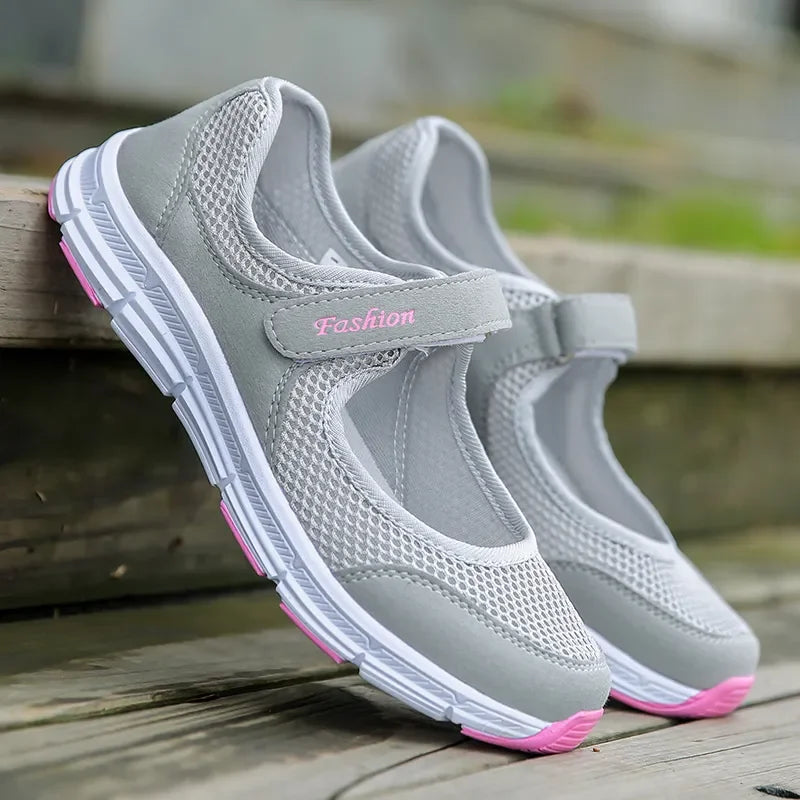 Estilo y comodidad todo el día
Las Zapatillas Vulcanizadas de Mujer combinan moda y confort con su diseño de malla transpirable y suela ligera. Perfectas para caminar, trabajar o uso diario.
