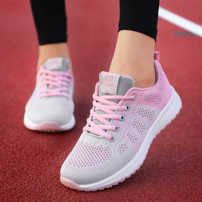 Moda y confort en cada paso
Las Zapatillas Deportivas de Mujer 2024 con diseño plataforma combinan estilo y comodidad, ideales para la primavera, invierno y uso diario. Perfectas para entrenar, correr o completar un look cas
