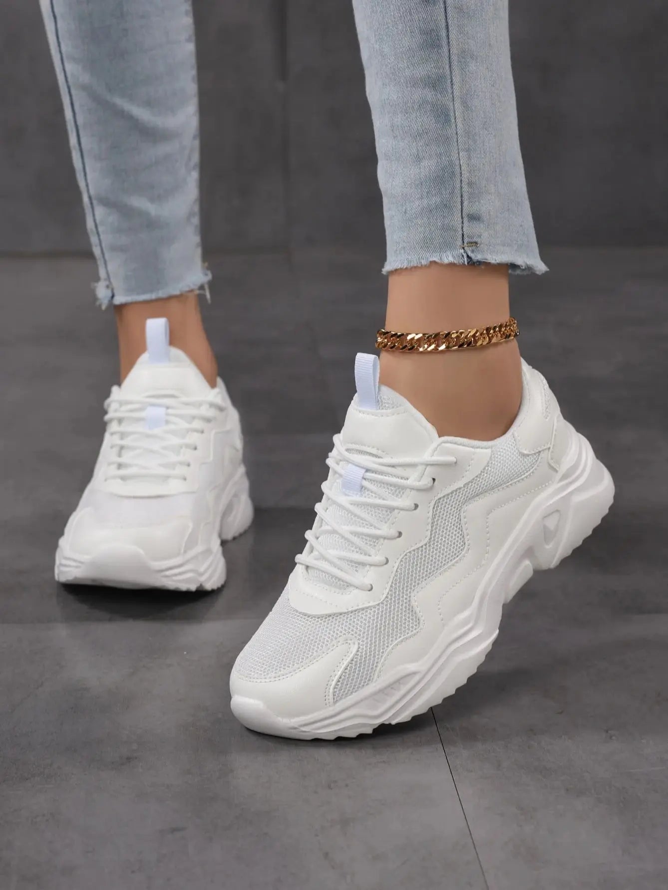 Comodidad y estilo en cada paso
Las Zapatillas Blancas de Mujer, Ligeras y Transpirables, combinan diseño versátil con máxima comodidad para el uso diario.