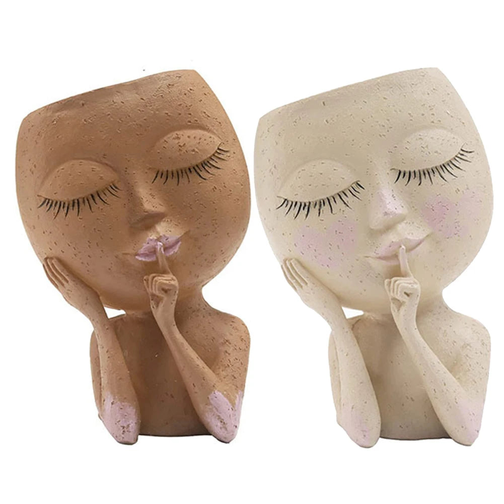 “Maceta de Resina Estilo Europeo | Modelo Miniatura con Rostro de Niña para Suculentas y Flores.”