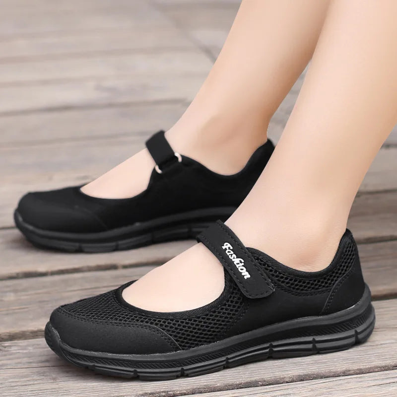 Estilo y comodidad todo el día
Las Zapatillas Vulcanizadas de Mujer combinan moda y confort con su diseño de malla transpirable y suela ligera. Perfectas para caminar, trabajar o uso diario.