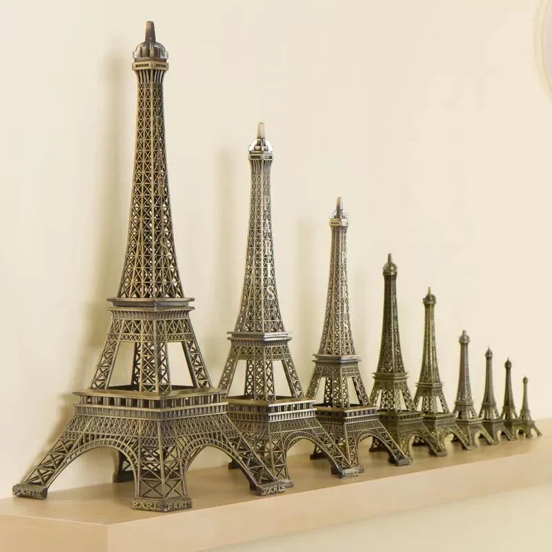 “Figura Decorativa en Metal de la Torre Eiffel | Modelo en Bronce Ideal como Souvenir y Accesorio para Embellecer Interiores, Aportando Elegancia y Estilo a tu Hogar.”