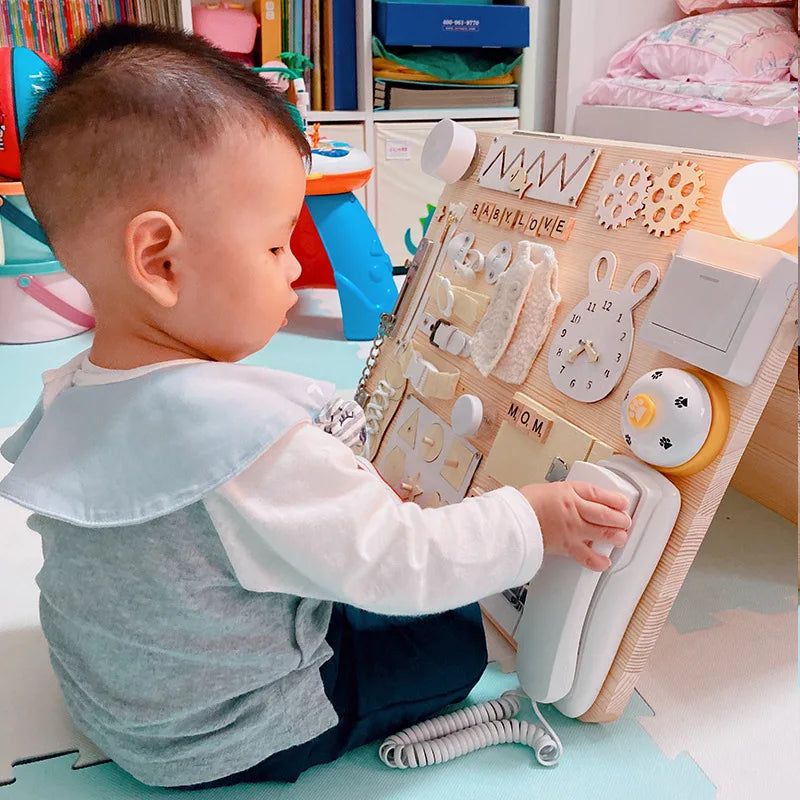 Busy Board de Madera Montessori | Tablero sensorial diseñado para estimular la curiosidad, la coordinación y las habilidades cognitivas de los niños. Un juguete educativo seguro y divertido que favorece el aprendizaje prá