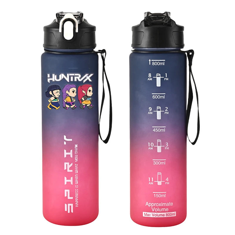 Botella Deportiva K-Pop Demon Hunters 800ml | Botella de plástico resistente y a prueba de fugas, con escala medidora. Ideal para viajar, entrenar o actividades diarias, manteniendo tu bebida segura y accesible. Perfecta par