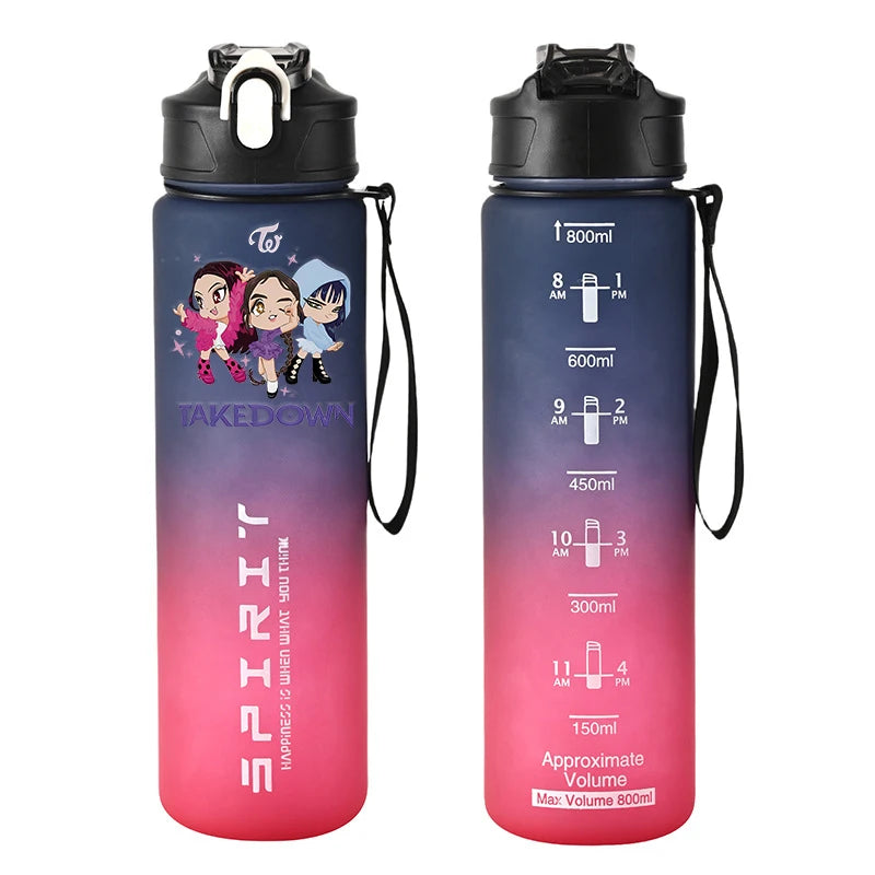 Botella Deportiva K-Pop Demon Hunters 800ml | Botella de plástico resistente y a prueba de fugas, con escala medidora. Ideal para viajar, entrenar o actividades diarias, manteniendo tu bebida segura y accesible. Perfecta par
