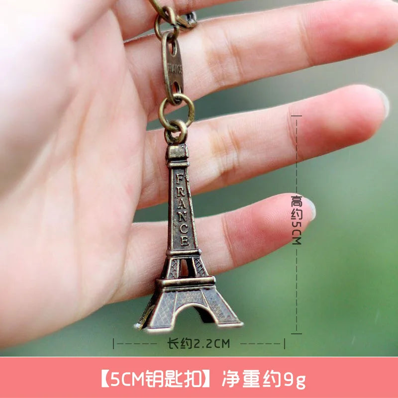 “Figura Decorativa en Metal de la Torre Eiffel | Modelo en Bronce Ideal como Souvenir y Accesorio para Embellecer Interiores, Aportando Elegancia y Estilo a tu Hogar.”