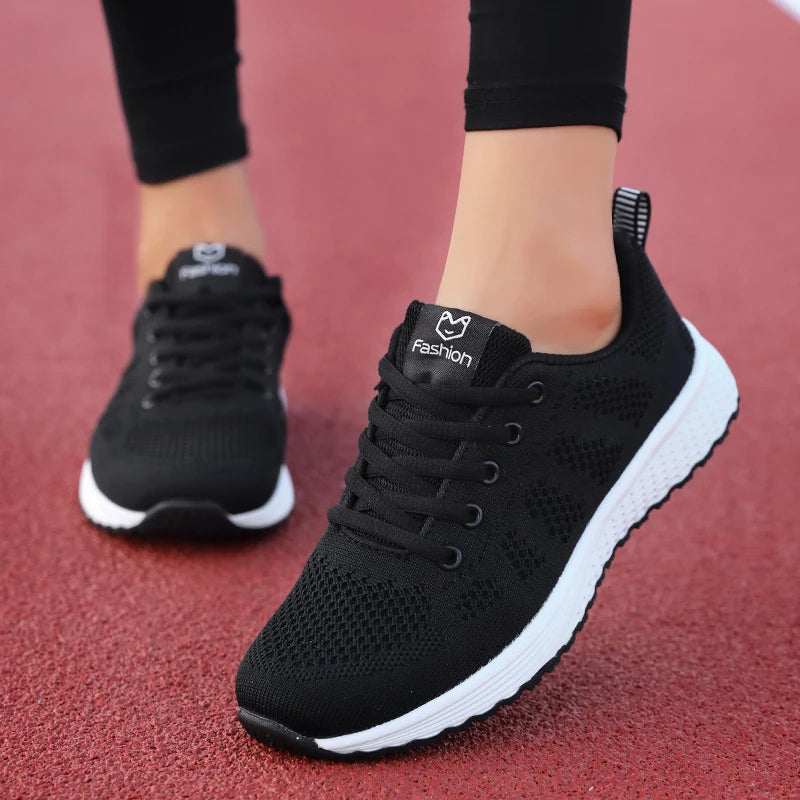 Moda y confort en cada paso
Las Zapatillas Deportivas de Mujer 2024 con diseño plataforma combinan estilo y comodidad, ideales para la primavera, invierno y uso diario. Perfectas para entrenar, correr o completar un look cas