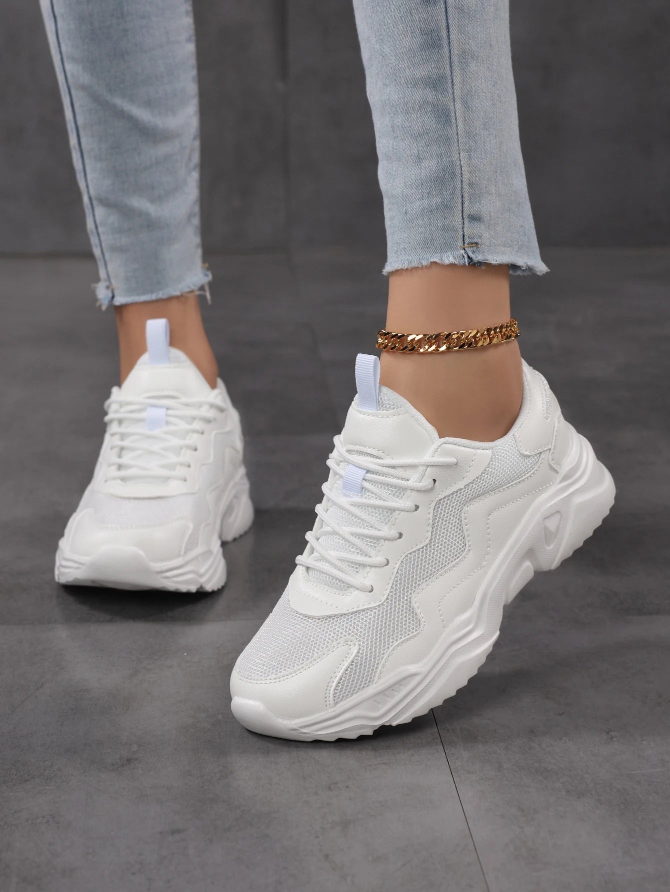 Comodidad y estilo en cada paso
Las Zapatillas Blancas de Mujer, Ligeras y Transpirables, combinan diseño versátil con máxima comodidad para el uso diario.