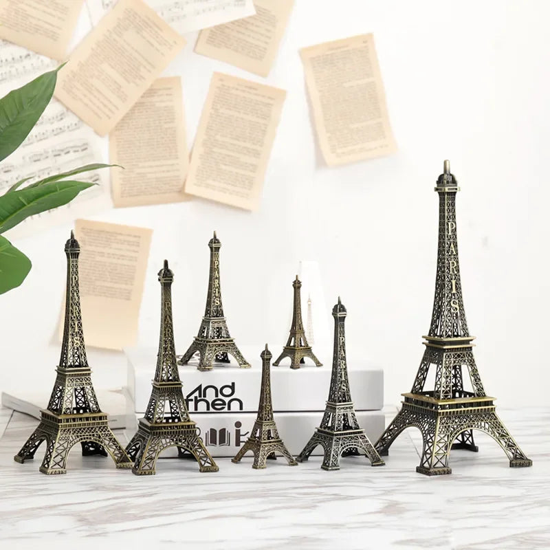 “Figura Decorativa en Metal de la Torre Eiffel | Modelo en Bronce Ideal como Souvenir y Accesorio para Embellecer Interiores, Aportando Elegancia y Estilo a tu Hogar.”