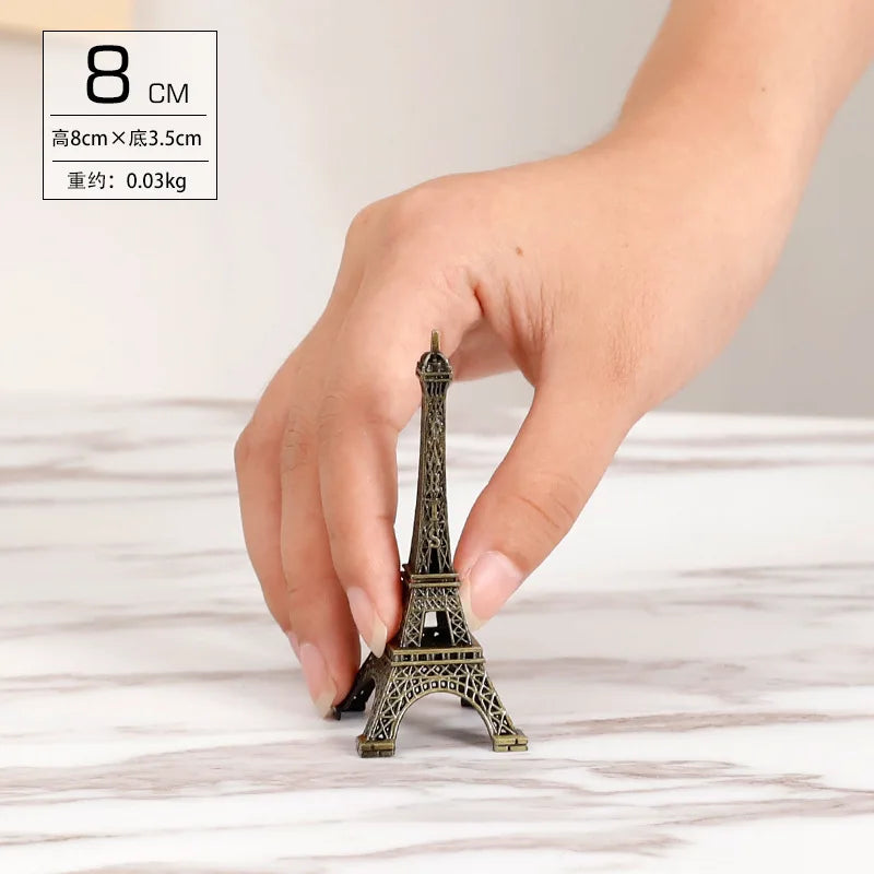 “Figura Decorativa en Metal de la Torre Eiffel | Modelo en Bronce Ideal como Souvenir y Accesorio para Embellecer Interiores, Aportando Elegancia y Estilo a tu Hogar.”