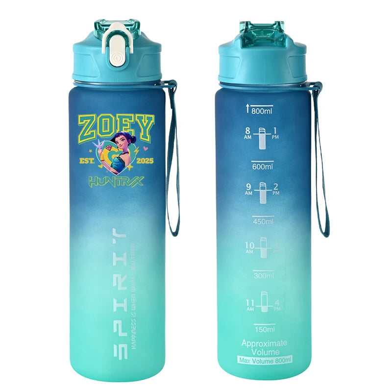 Botella Deportiva K-Pop Demon Hunters 800ml | Botella de plástico resistente y a prueba de fugas, con escala medidora. Ideal para viajar, entrenar o actividades diarias, manteniendo tu bebida segura y accesible. Perfecta par