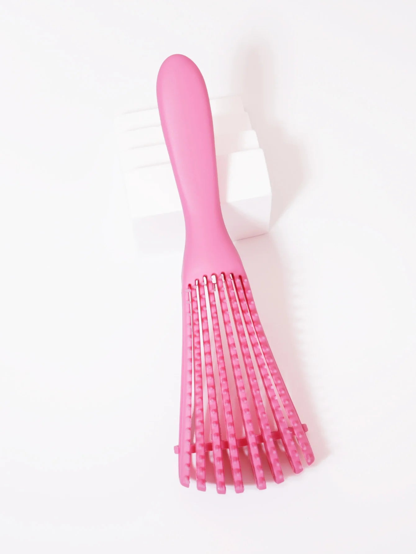 Cepillo Exfoliante Ajustable | Para cualquier tipo de cabello, especial para pelo rizo. Sus cerdas regulables desenredan suavemente, estimulan el cuero cabelludo y se pueden usar tanto en cabello seco como húmedo, dejando un