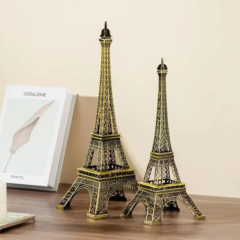 “Figura Decorativa en Metal de la Torre Eiffel | Modelo en Bronce Ideal como Souvenir y Accesorio para Embellecer Interiores, Aportando Elegancia y Estilo a tu Hogar.”