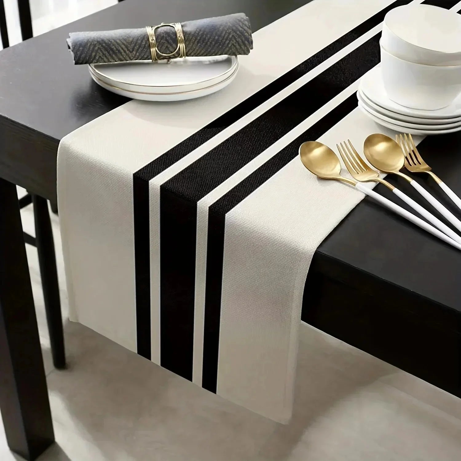 “Camino de Mesa de Lino con Rayas Geométricas | Diseño Clásico y Moderno en Blanco y Negro, Ideal para Decorar Comedores, Mesas de Cocina o Reuniones Especiales en Casa.”