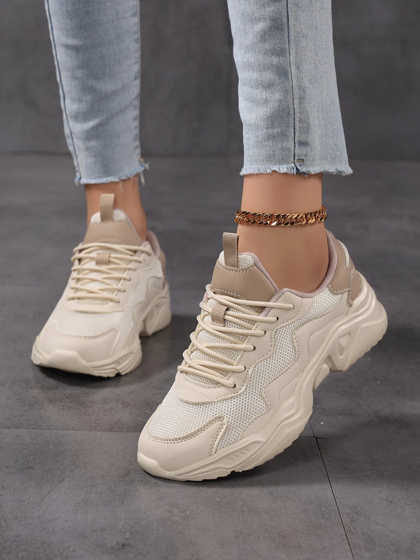 Comodidad y estilo en cada paso
Las Zapatillas Blancas de Mujer, Ligeras y Transpirables, combinan diseño versátil con máxima comodidad para el uso diario.