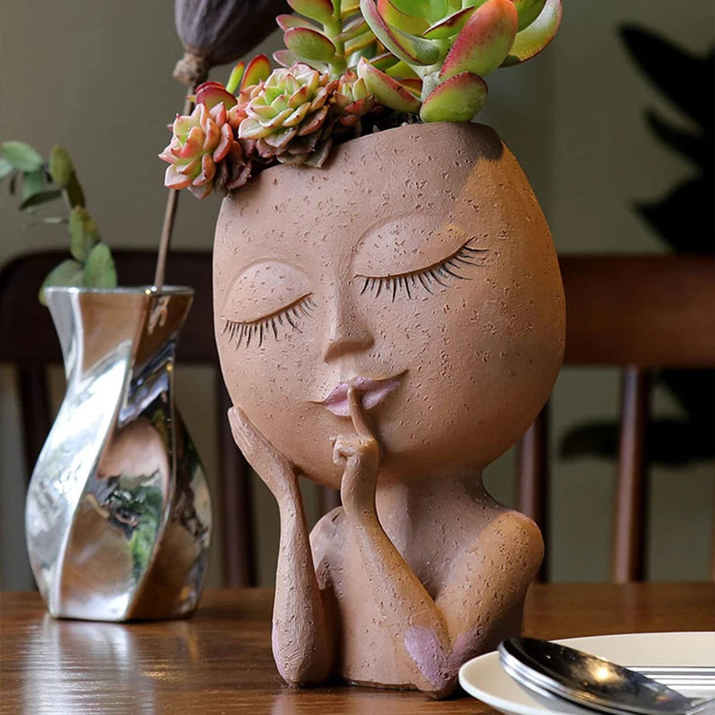 “Maceta de Resina Estilo Europeo | Modelo Miniatura con Rostro de Niña para Suculentas y Flores.”