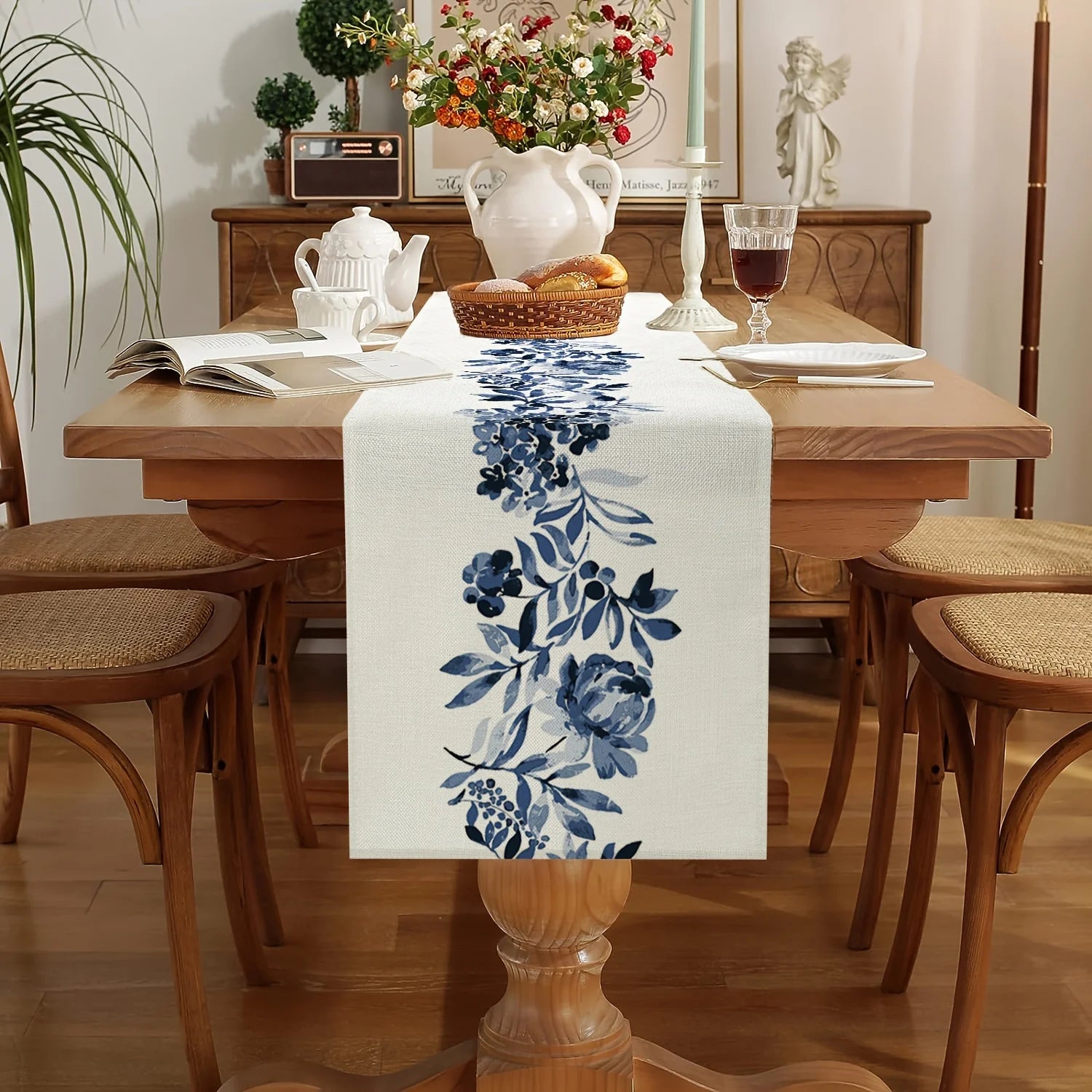 “Camino de Mesa de Lino Boho con Flores Azules | Ideal para Decorar Comedores, Cocinas, Aparadores y Mesas en Bodas, Fiestas o Celebraciones Especiales, Aportando Estilo y Elegancia.”