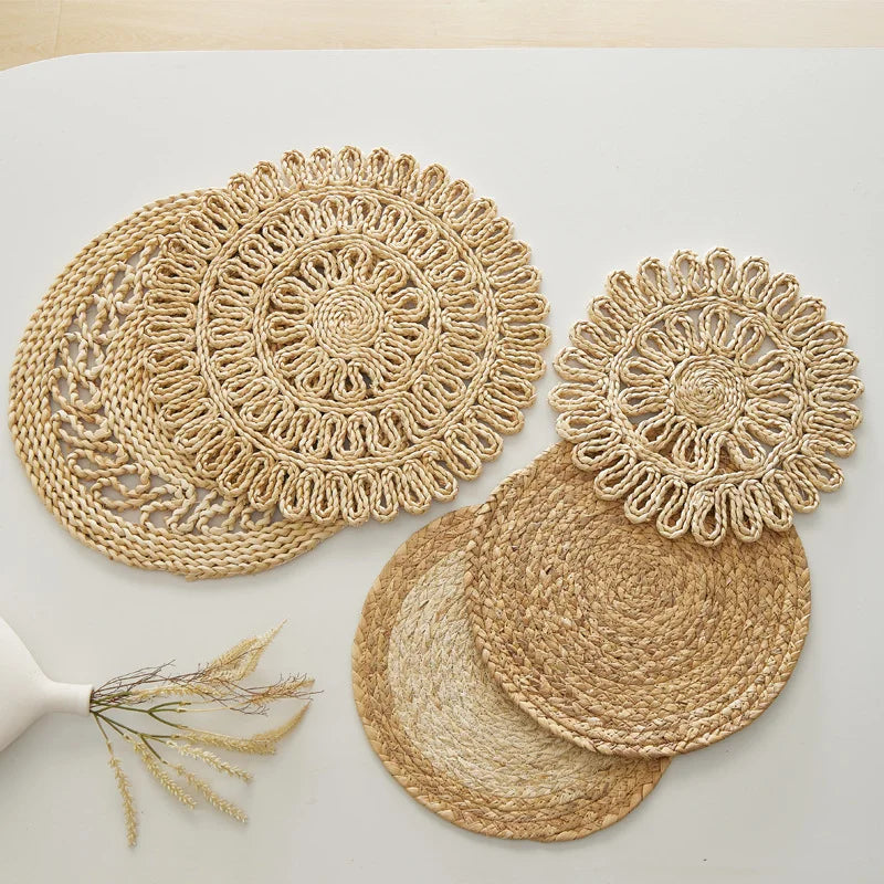 “Mantel Redondo Boho Trenzado de Jacinto de Agua | Resistente al Calor y Antideslizante, Perfecto para Decorar Mesas de Comedor con Estilo Natural y Elegante.”