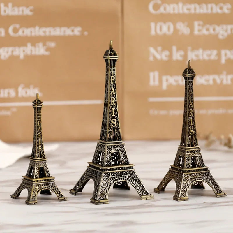 “Figura Decorativa en Metal de la Torre Eiffel | Modelo en Bronce Ideal como Souvenir y Accesorio para Embellecer Interiores, Aportando Elegancia y Estilo a tu Hogar.”
