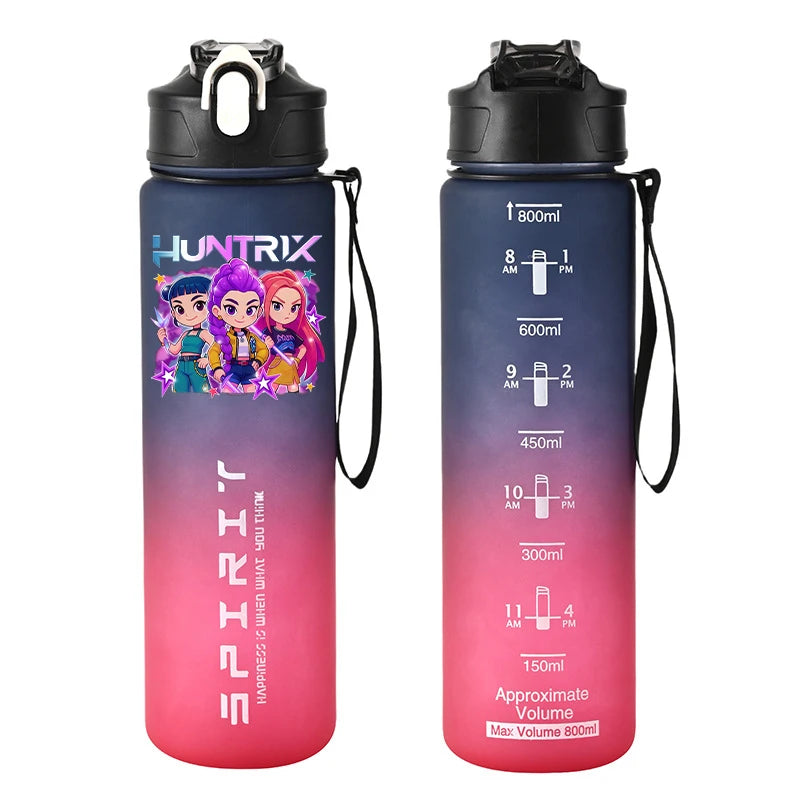 Botella Deportiva K-Pop Demon Hunters 800ml | Botella de plástico resistente y a prueba de fugas, con escala medidora. Ideal para viajar, entrenar o actividades diarias, manteniendo tu bebida segura y accesible. Perfecta par