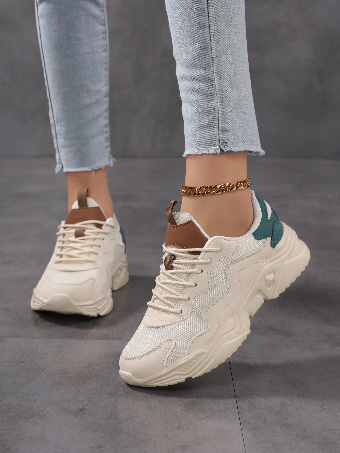 Comodidad y estilo en cada paso
Las Zapatillas Blancas de Mujer, Ligeras y Transpirables, combinan diseño versátil con máxima comodidad para el uso diario.