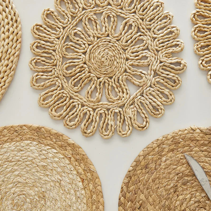 “Mantel Redondo Boho Trenzado de Jacinto de Agua | Resistente al Calor y Antideslizante, Perfecto para Decorar Mesas de Comedor con Estilo Natural y Elegante.”