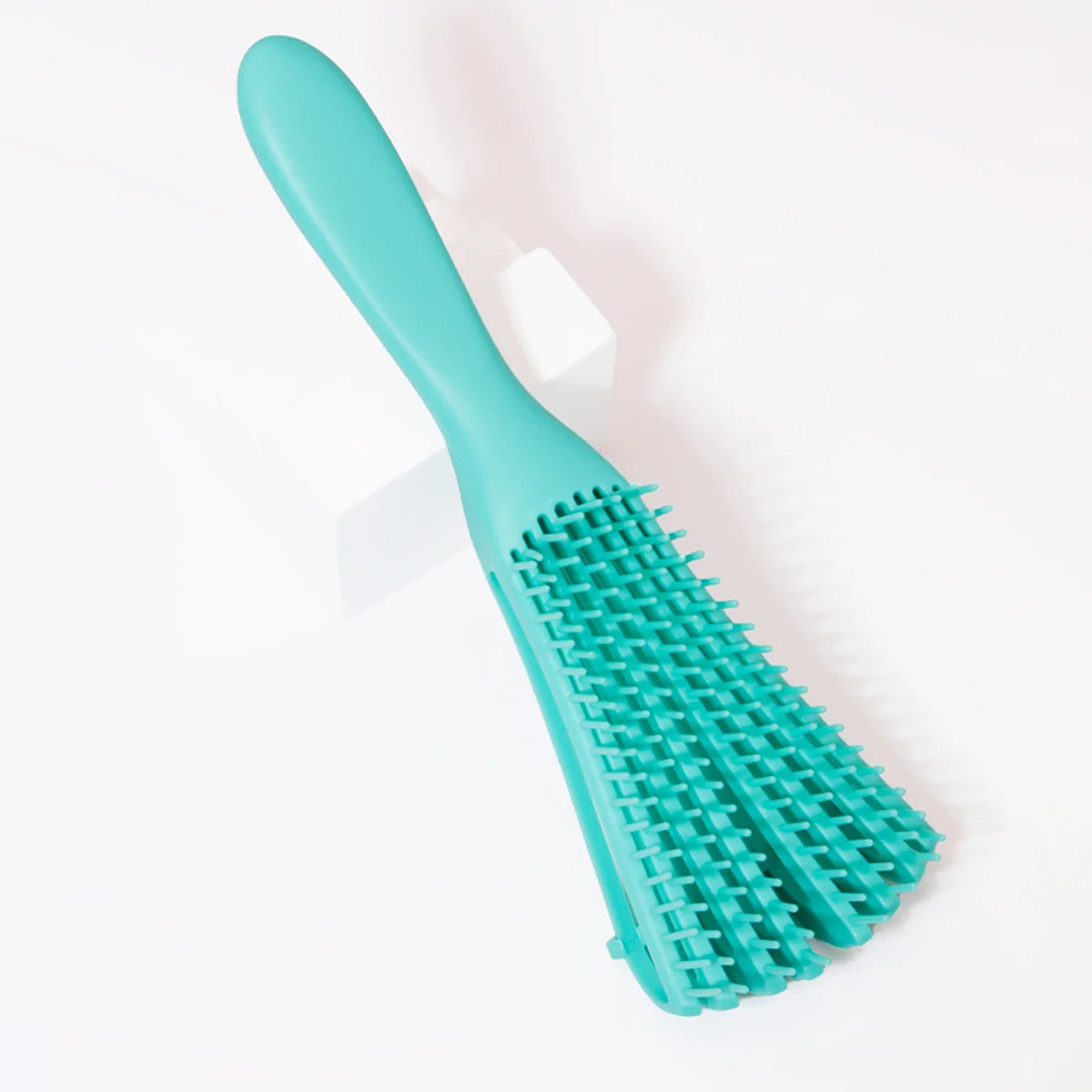 Cepillo Exfoliante Ajustable | Para cualquier tipo de cabello, especial para pelo rizo. Sus cerdas regulables desenredan suavemente, estimulan el cuero cabelludo y se pueden usar tanto en cabello seco como húmedo, dejando un