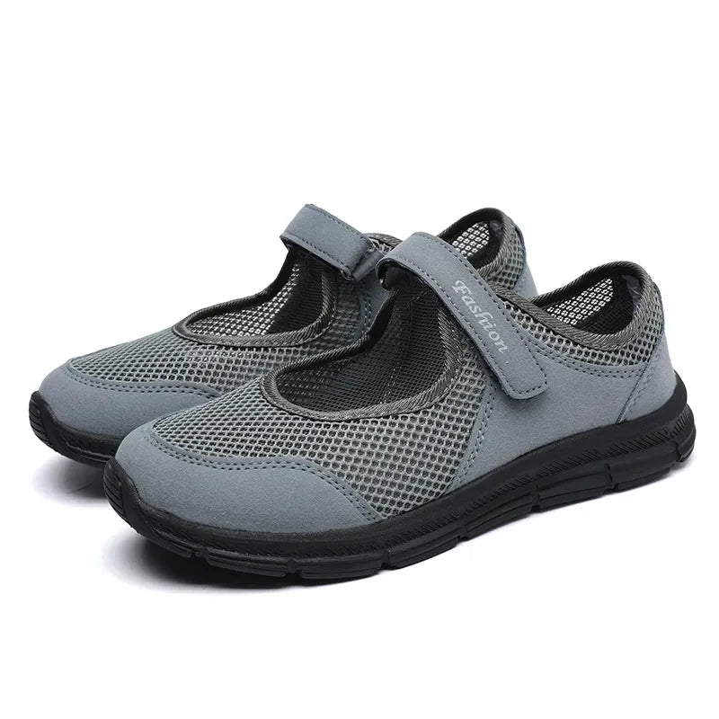 Estilo y comodidad todo el día
Las Zapatillas Vulcanizadas de Mujer combinan moda y confort con su diseño de malla transpirable y suela ligera. Perfectas para caminar, trabajar o uso diario.