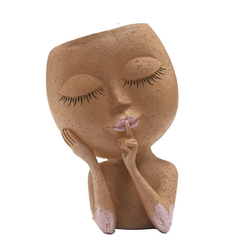 “Maceta de Resina Estilo Europeo | Modelo Miniatura con Rostro de Niña para Suculentas y Flores.”