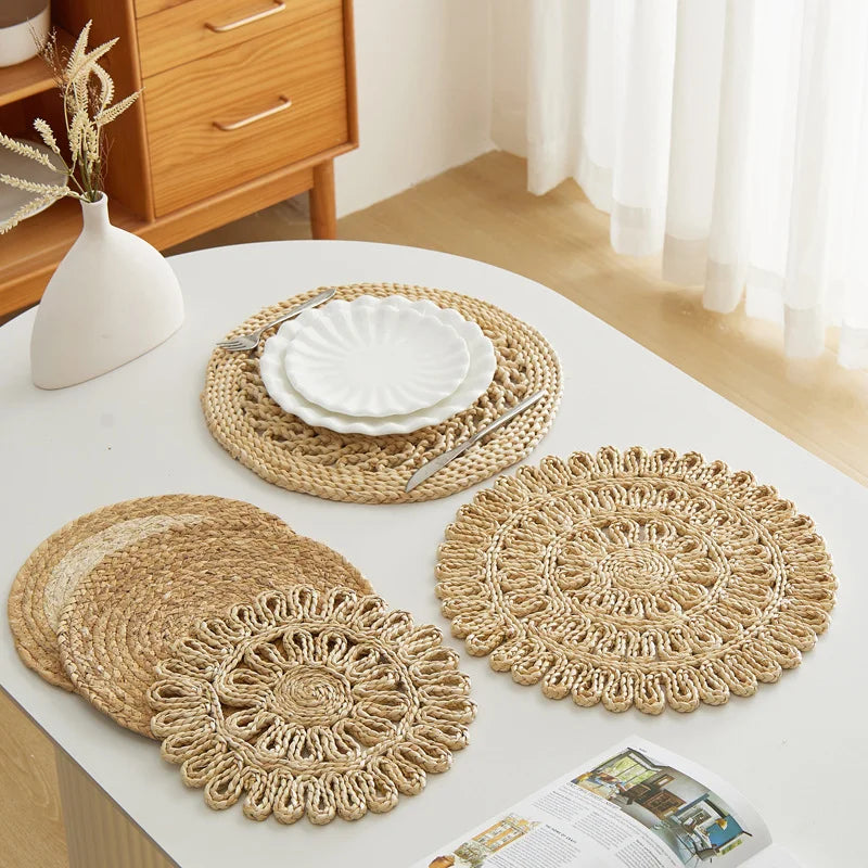 “Mantel Redondo Boho Trenzado de Jacinto de Agua | Resistente al Calor y Antideslizante, Perfecto para Decorar Mesas de Comedor con Estilo Natural y Elegante.”