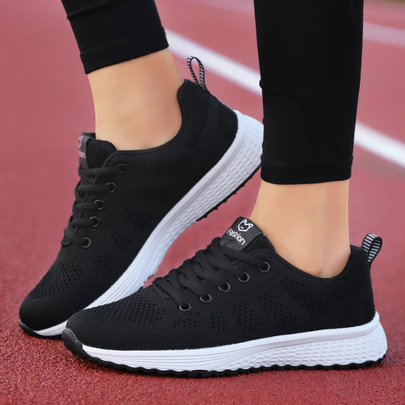 Moda y confort en cada paso
Las Zapatillas Deportivas de Mujer 2024 con diseño plataforma combinan estilo y comodidad, ideales para la primavera, invierno y uso diario. Perfectas para entrenar, correr o completar un look cas