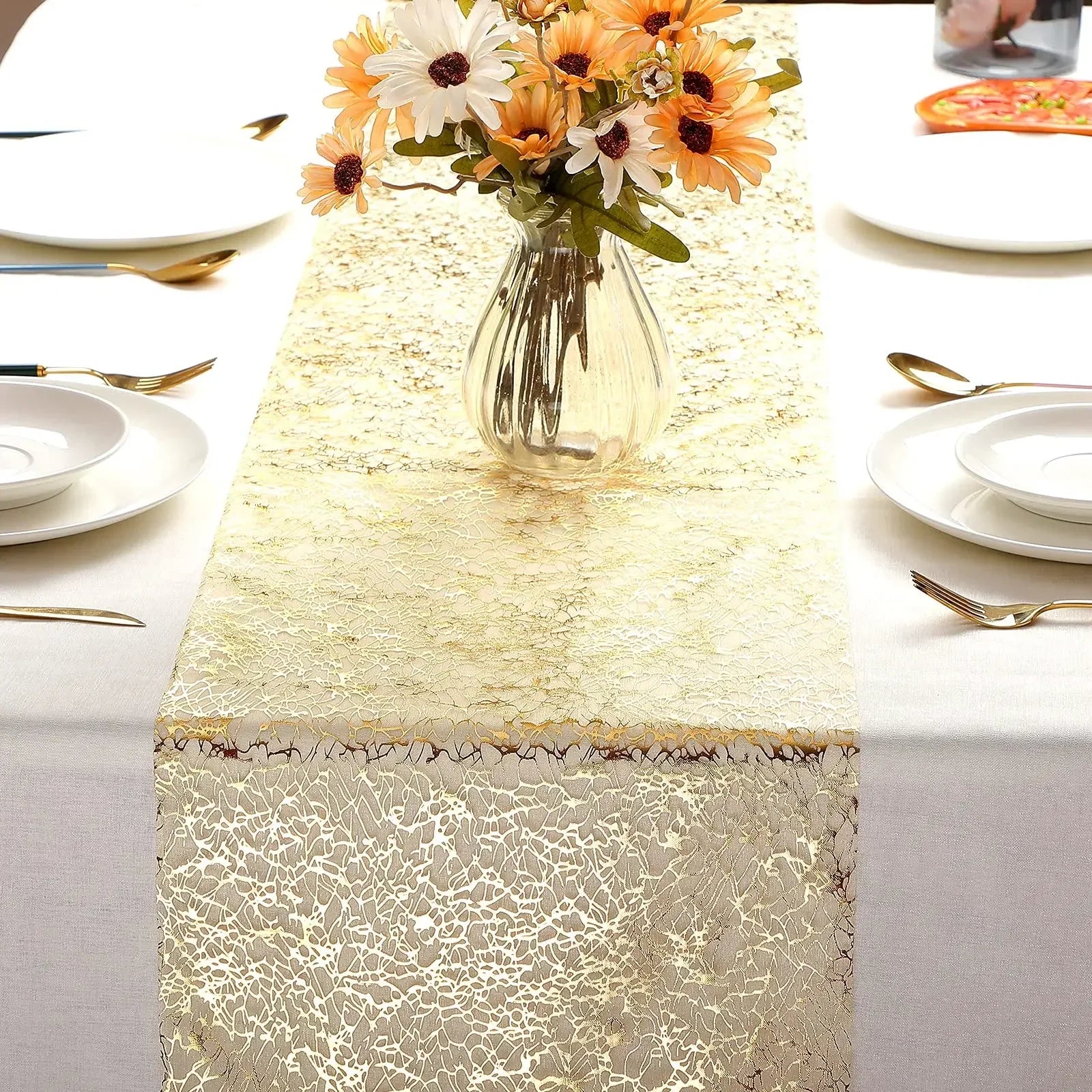 “Camino de Mesa Metálico Dorado 30x500cm | Tela Brillante en Rollos Rectangulares, Ideal para Decorar Mesas en Bodas, Cumpleaños y Eventos Especiales en Casa.”